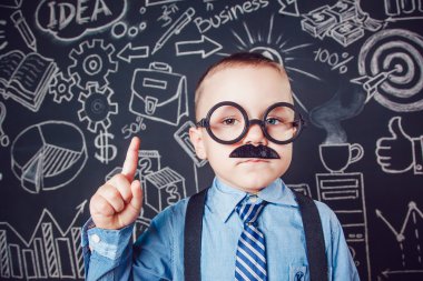 Küçük çocuk işadamı ya da öğretmen bıyık ve koyu arka plan deseni üzerinde duran gözlük gibi. Gömlek, kravat. Parmak kaldırma