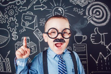 Küçük çocuk işadamı ya da öğretmen bıyık ve koyu arka plan deseni üzerinde duran gözlük gibi. Gömlek, kravat. Parmak kaldırma