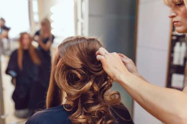 发型师在婚礼前给新娘做头发 — 图库照片