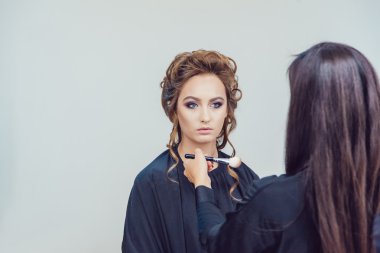 Genç kadının güzellik stüdyosu profesyonel makyaj sanatçı makyaj