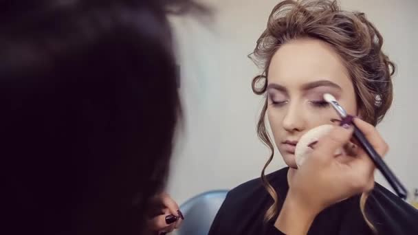 Maskér dělá profesionální oční make-up mladé ženy — Stock video