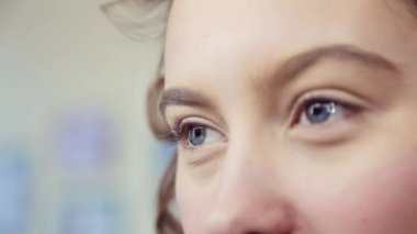 Genç kadının güzellik stüdyosu profesyonel makyaj sanatçı makyaj