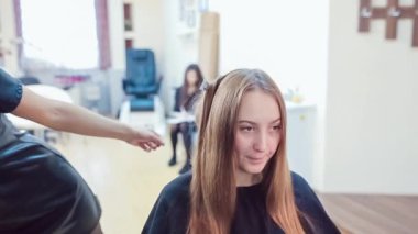 Saç stilisti profesyonel saç modeli genç kadının güzellik studio yapar.