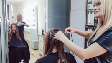 Saç stilisti profesyonel saç modeli genç kadının güzellik studio yapar.