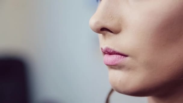 Maquillaje artista haciendo maquillaje profesional de mujer joven en estudio de belleza — Vídeo de stock