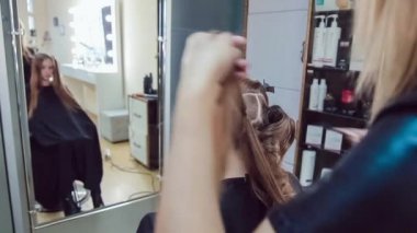 Saç stilisti profesyonel saç modeli genç kadının güzellik studio yapar.