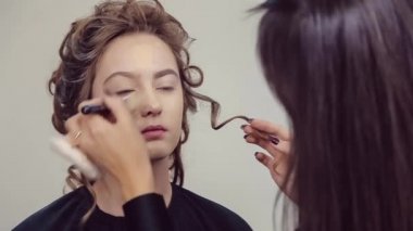 Genç kadının güzellik stüdyosu profesyonel makyaj sanatçı makyaj