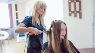 Saç stilisti profesyonel saç modeli genç kadının güzellik studio yapar.