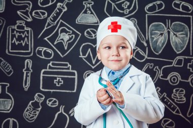 Mutlu küçük çocuk sthetoscope desenli koyu arka plan üzerinde tutan bir doktor gibi