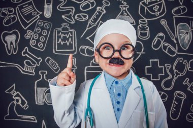 Doktor kostüm mutlu küçük çocuk desenli koyu arka plan başparmak kaldırdı. Bıyık ve gözlük çocuk vardır.