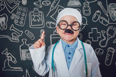 Doktor kostüm mutlu küçük çocuk desenli koyu arka plan başparmak kaldırdı. Bıyık ve gözlük çocuk vardır.