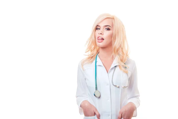Mulher loira bonita médico com estetoscópio em pé sobre fundo branco . — Fotografia de Stock