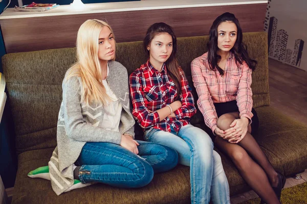 Beautiful girls sitting on the couch, have fun and talk in Hostel — Stock Photo, Image