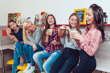 Hostel konuşmak, mutfağında ayakta ve çay içme güzel kızlar.