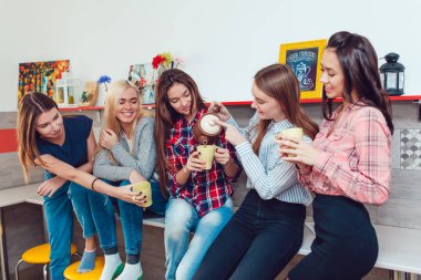 Hostel konuşmak, mutfağında ayakta ve çay içme güzel kızlar.