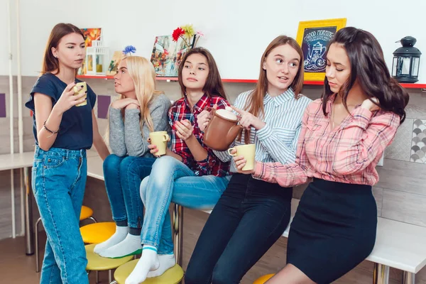 Piękne dziewczyny, stoi w kuchni w hostelu rozmowy i picie herbaty. — Zdjęcie stockowe