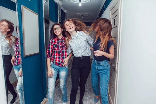 Chicas bonitas caminan por el pasillo en el albergue y la diversión . — Foto de Stock