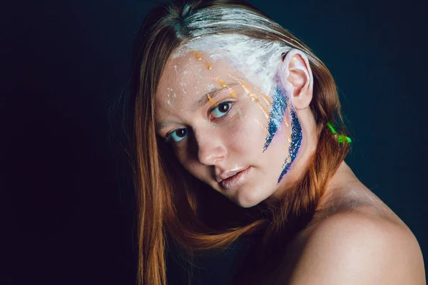 Mode ung kvinna med kreativa ansikte konst på mörk bakgrund. — Stockfoto