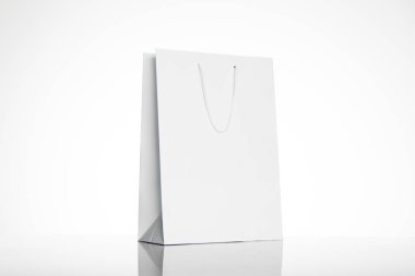 Boş paket beyaz arka plan üzerinde. Tasarım sunumlar için şablon. Mock-Up marka.