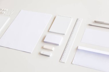 Boş ileti örneği ve kurumsal kimlik beyaz arka plan üzerinde ayarlayın. Tasarım sunumlar için şablon. Mock-Up marka.