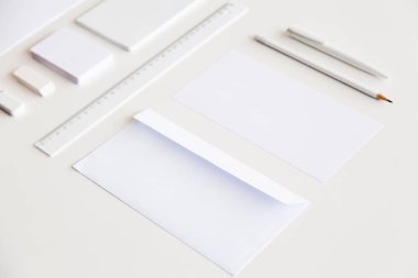 Boş ileti örneği ve kurumsal kimlik beyaz arka plan üzerinde ayarlayın. Tasarım sunumlar için şablon. Mock-Up marka.