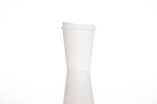 Tazza di caffè bianco su sfondo bianco. Modello per presentazioni di design. Marchio Mock-Up . — Foto Stock