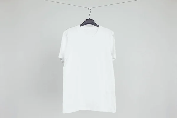Üres póló fehér háttér. A sablon design-bemutatók. Márka modell. — Stock Fotó
