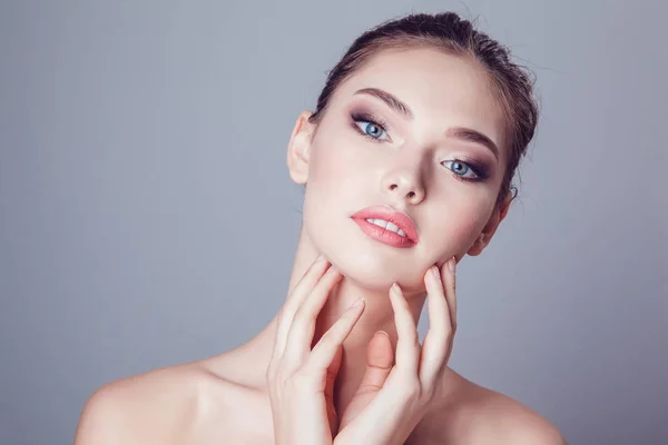 Vackra brunett tjej med makeup på grå bakgrund, ungdom och hud vård koncept. — Stockfoto