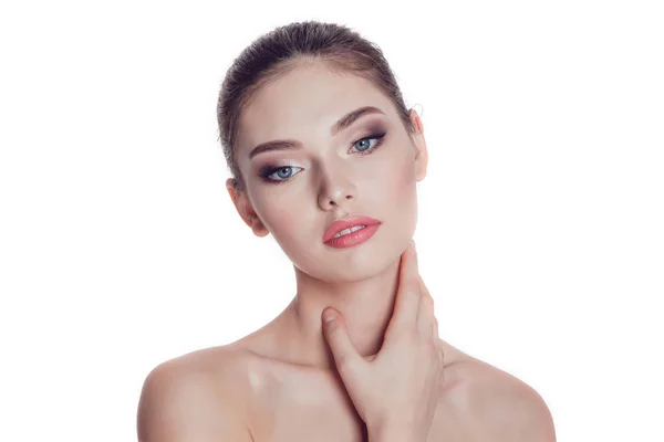 Schöne brünette Mädchen mit Make-up isoliert auf weißem Hintergrund, Jugend und Hautpflege-Konzept. — Stockfoto