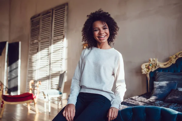 Prachtige Afrikaanse meisje gekleed in lege sweatshirt staan in de oude stijlkamer. Mock-up. — Stockfoto