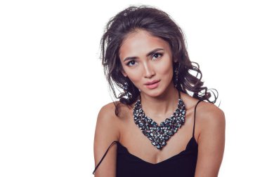 Esmer kız ile güzel bir kolye ve küpe beyaz zemin üzerine stüdyoda poz. İzole.