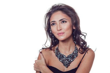 Esmer kız ile güzel bir kolye ve küpe beyaz zemin üzerine stüdyoda poz. İzole.