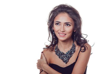 Esmer kız ile güzel bir kolye ve küpe beyaz zemin üzerine stüdyoda poz. İzole.