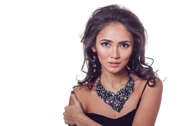 Esmer kız ile güzel bir kolye ve küpe beyaz zemin üzerine stüdyoda poz. İzole.