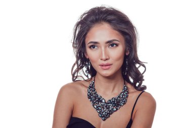 Esmer kız ile güzel bir kolye ve küpe beyaz zemin üzerine stüdyoda poz. İzole.