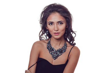 Esmer kız ile güzel bir kolye ve küpe beyaz zemin üzerine stüdyoda poz. İzole.