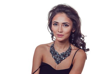 Esmer kız ile güzel bir kolye ve küpe beyaz zemin üzerine stüdyoda poz. İzole.