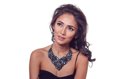 Esmer kız ile güzel bir kolye ve küpe beyaz zemin üzerine stüdyoda poz. İzole.