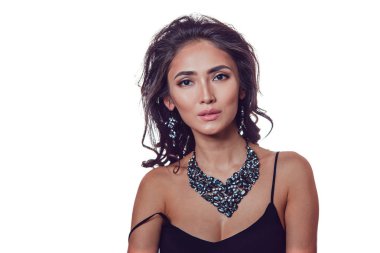 Esmer kız ile güzel bir kolye ve küpe beyaz zemin üzerine stüdyoda poz. İzole.