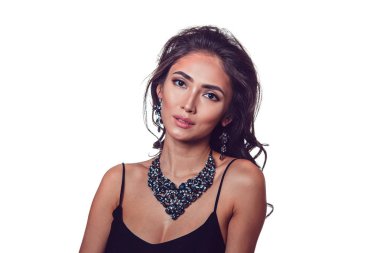 Esmer kız ile güzel bir kolye ve küpe beyaz zemin üzerine stüdyoda poz. İzole.