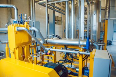 Modern bira bitki, su ısıtıcılar, gemiler, Küvetler ve çelik borular bira ile. Bira fabrikası.