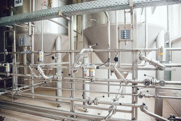 Modern beer plant, with brewing kettles, vessels, tubs and pipes made of stainless steel. Brewery. — Stock Photo, Image