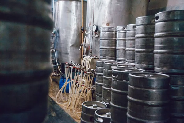 Металлические пивные бочки стоят на пивном заводе. Пивоварня . — стоковое фото