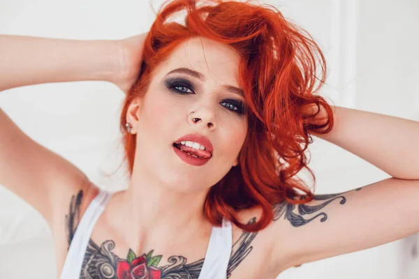 Leányi gyönyörű szexi vörös hajú és egy tetoválás. Nő smink és hullámokhoz. — Stock Fotó