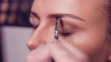 Profesyonel makyaj sanatçısı modelinin kaşları çizim. Güzellik, makyaj ve moda kavramı. Yakın çekim.