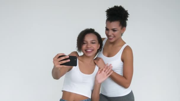 Çekici gülümseyen Afrikalı-Amerikalı kızlar selfie beyaz arka plan üzerinde olun.. — Stok video