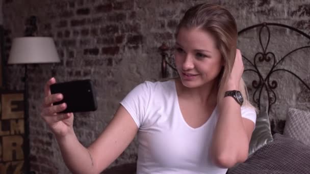 Menina bonita e engraçada em camisetas brancas faz selfie . — Vídeo de Stock