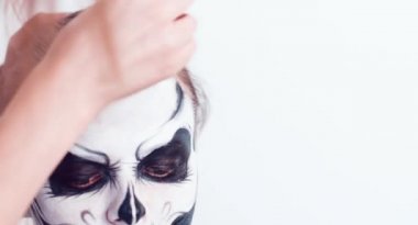 Makyöz makyaj kız halloween olun beyaz arka plan üzerinde. Cadılar Bayramı yüz sanat.