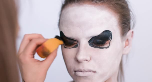 Maquillaje artista hacer que la chica de Halloween maquillaje sobre fondo blanco. Halloween cara arte . — Vídeos de Stock