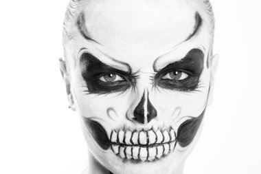 Beyaz arka plan üzerinde yaratıcı Cadılar Bayramı yüz sanat kızla.